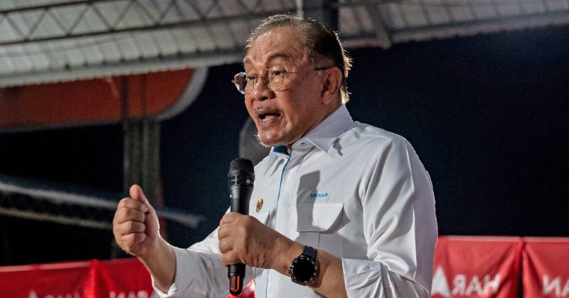 Datuk Seri Anwar Ibrahim berucap di atas pentas sambil memegang mikrofon, menekankan pesanan agar rakyat Sabah memilih pemimpin jujur dan bersih.