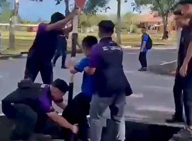 Sekumpulan pelajar berpakaian uniform gelap didapati membuli seorang pelajar lain di kawasan luar IKBN Miri, insiden buli yang tular di media sosial.