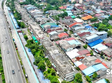 Pemandangan udara Kampung Sungai Baru berhampiran lebuh raya, menampilkan deretan rumah lama dan kawasan kediaman padat.