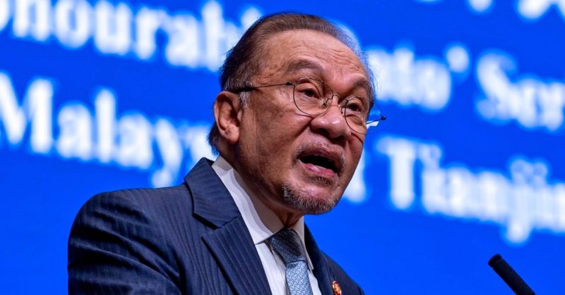 Perdana Menteri Malaysia Datuk Seri Anwar Ibrahim berucap di Universiti Tianjin, menegaskan Malaysia bukan tunduk kuasa besar dalam hubungan dengan China.