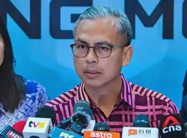 Menteri Komunikasi Fahmi Fadzil pada sidang media mengenai isu TikTok gagal tangani penipuan dan buli siber.