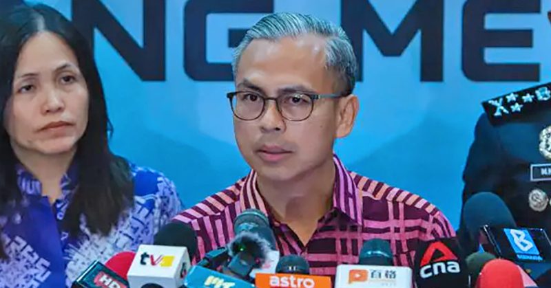 Menteri Komunikasi Fahmi Fadzil pada sidang media mengenai isu TikTok gagal tangani penipuan dan buli siber.
