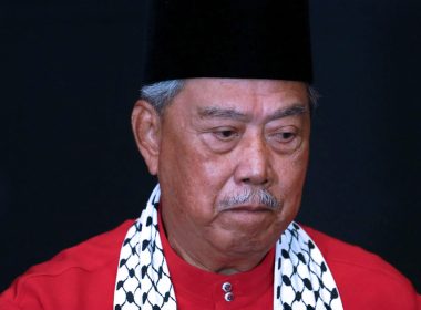 Potret Tan Sri Muhyiddin Yassin kelihatan serius ketika menghadiri majlis rasmi Bersatu, dikaitkan dengan isu desakan 120 ketua bahagian tandatangan SD.