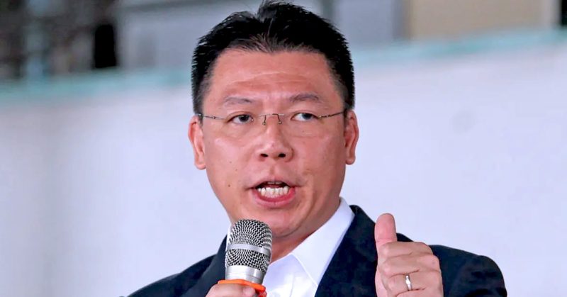 Nga Kor Ming berucap sambil memegang mikrofon, menunjukkan isyarat ibu jari ketika sidang media.