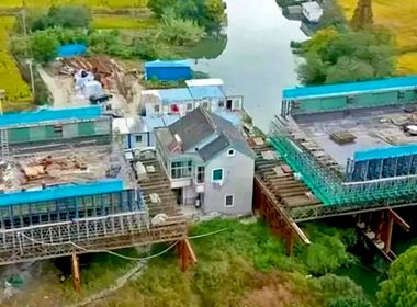 Rumah dua tingkat di Jiangsu berdiri di tengah laluan projek rel laju bernilai RM24 bilion, dengan jambatan rel dibina di kedua-dua belah rumah tersebut.