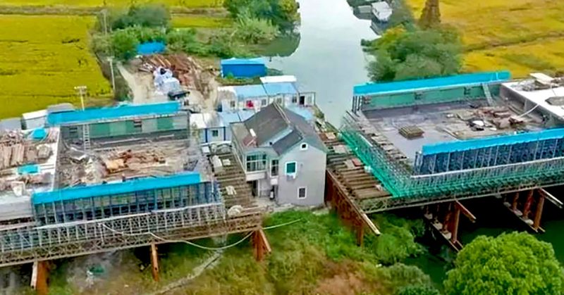Rumah dua tingkat di Jiangsu berdiri di tengah laluan projek rel laju bernilai RM24 bilion, dengan jambatan rel dibina di kedua-dua belah rumah tersebut.