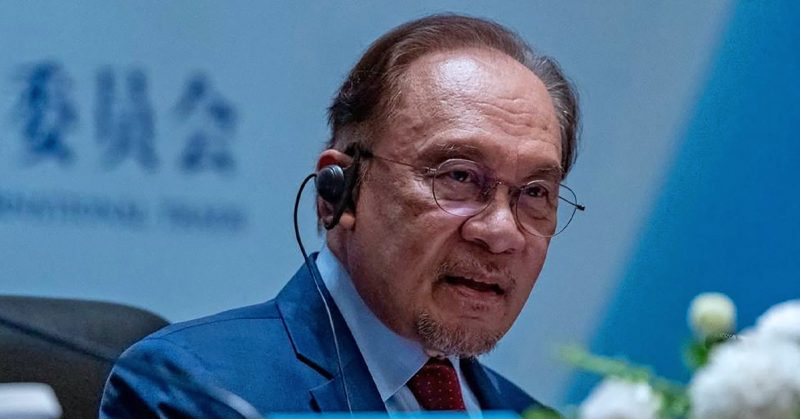 Perdana Menteri Malaysia, Datuk Seri Anwar Ibrahim memakai set kepala penterjemah ketika sesi wawancara rasmi.