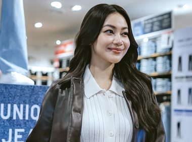 Pelakon Malaysia, Daiyan Trisha, tersenyum sambil memakai jaket kulit coklat dan baju putih berbutang di sebuah kedai pakaian.
