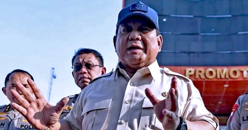 Presiden Indonesia Prabowo Subianto memberi kenyataan media sambil dikelilingi anggota polis, berkaitan rusuhan di Jakarta.