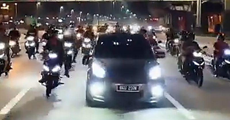Kereta Myvi hitam dikepung sekumpulan besar penunggang motosikal di lebuh raya waktu malam, insiden pura-pura telefon polis tular.