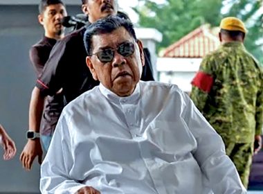Tan Sri Abu Sahid Mohamed berkerusi roda hadir ke mahkamah, didakwa pecah amanah RM145 juta projek MEX II.