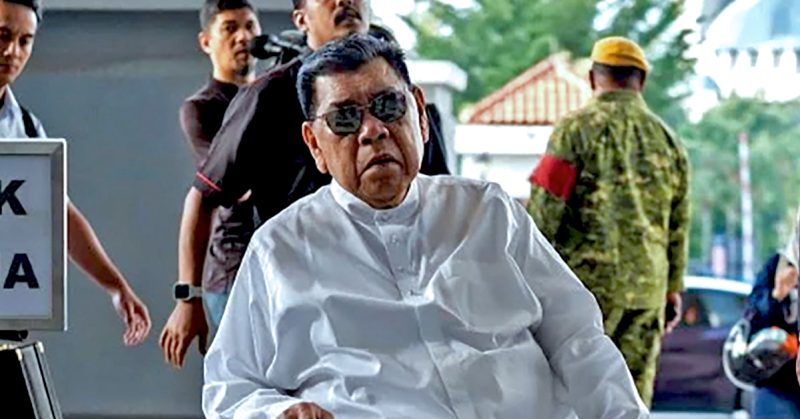 Tan Sri Abu Sahid Mohamed berkerusi roda hadir ke mahkamah, didakwa pecah amanah RM145 juta projek MEX II.