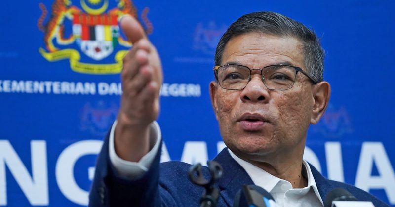 Datuk Seri Saifuddin Nasution Ismail ketika sidang media, mengingatkan orang ramai semak cip MyKad bagi nikmati subsidi petrol bersasar.