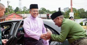 Ahmad Samsuri bersalaman mesra dengan tetamu ketika menghadiri majlis.