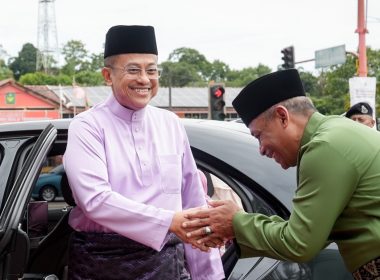 Ahmad Samsuri bersalaman mesra dengan tetamu ketika menghadiri majlis.