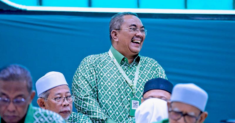 Datuk Seri Muhammad Sanusi Md Nor tersenyum ketika menghadiri Muktamar PAS, isu sumbangan RM20 dan kos PRU RM1 juta dibangkitkan.