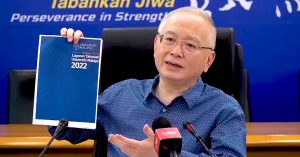 Wee Ka Siong tunjukkan Laporan Tahunan Universiti Malaya 2022 ketika sidang media isu pengambilan pelajar UA.