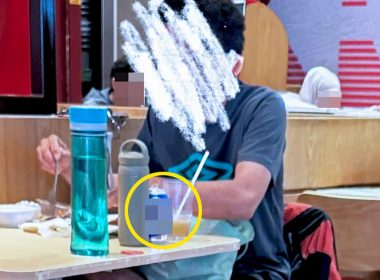 Pelanggan lelaki menuang minuman alkohol ke dalam gelas minuman restoran makanan berstatus halal.