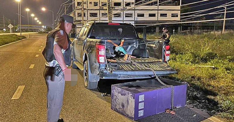 Polis Thailand menahan lelaki Belanda selepas menarik mesin ATM dengan trak pikap di Khon Kaen.