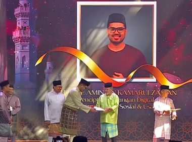 Khariul Aming menerima anugerah Maulidur Rasul daripada Yang di Pertuan Agong.