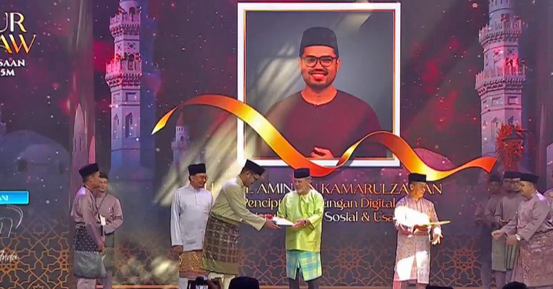 Khariul Aming menerima anugerah Maulidur Rasul daripada Yang di Pertuan Agong.