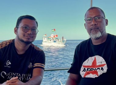 Nkosi Mandela di atas kapal bersama Musa Nuwayri.