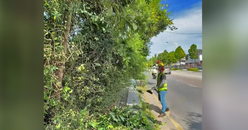 Hiyaz Community sedang membersihkan laluan pejalan kaki.
