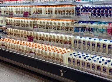 Produk susu Farm Fresh dipamerkan di rak pasar raya di Cambodia.