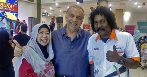 Datuk Ameer Ali Mydin umum MYDIN Prihatin bantu ringankan beban perbelanjaan Sathiya menjelang Deepavali.