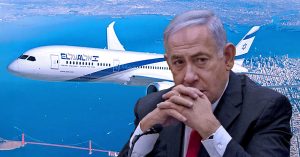 Benjamin Netanyahu berwajah serius duduk bertafakur di hadapan pesawat penumpang yang sedang terbang di atas kawasan perairan.