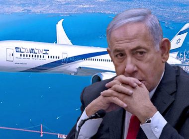 Benjamin Netanyahu berwajah serius duduk bertafakur di hadapan pesawat penumpang yang sedang terbang di atas kawasan perairan.
