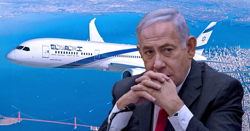 Benjamin Netanyahu berwajah serius duduk bertafakur di hadapan pesawat penumpang yang sedang terbang di atas kawasan perairan.