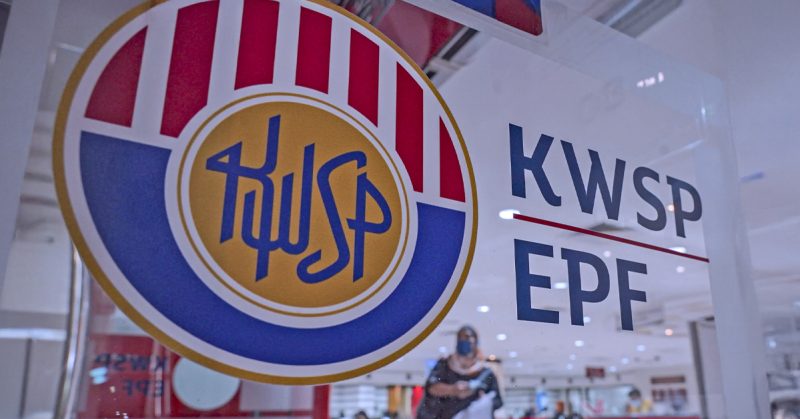 Logo KWSP/EPF dipaparkan pada kaca pejabat; kelihatan suasana pejabat dan orang awam di latar belakang.