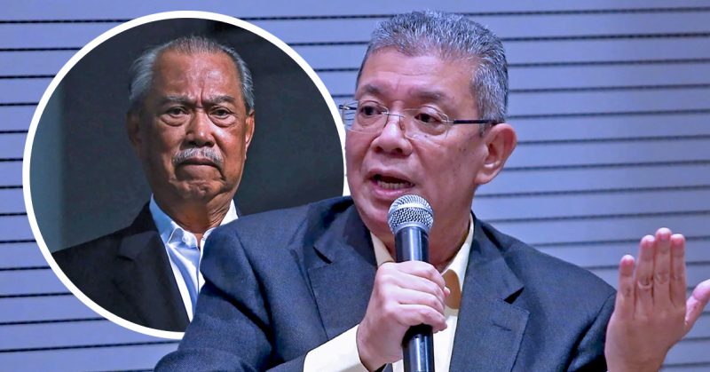 Saifuddin Abdullah bercakap sambil memegang mikrofon, dengan wajah Muhyiddin Yassin kelihatan di latar belakang dalam bentuk bulatan.