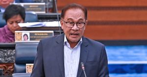 Perdana Menteri Anwar Ibrahim berucap di Dewan Rakyat menjelaskan larangan alkohol di kawasan sekolah bagi menjaga falsafah pendidikan.