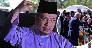 Dr MAZA dalam pakaian ungu sedang memberi isyarat tangan, dengan imej sisipan Donald Trump disambut meriah oleh pegawai Malaysia di lapangan terbang.