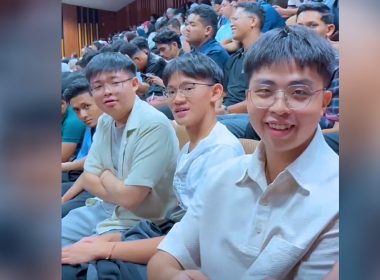 Sekumpulan pelajar lelaki duduk di dalam dewan universiti, dengan Edward Wong tersenyum ke arah kamera di barisan hadapan.