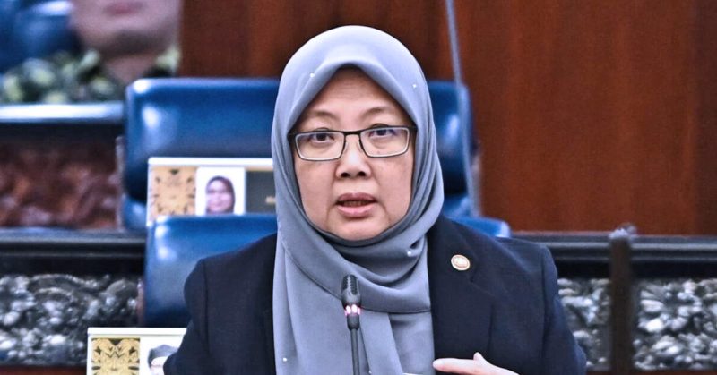 Datuk Seri Zaliha Mustafa berhijab kelabu berucap di Dewan Rakyat berkaitan isu gelandangan memilih makanan.