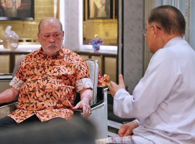 YDPA Sultan Ibrahim berbual bersama Perdana Menteri Datuk Seri Anwar Ibrahim di sebuah ruang istana, menggambarkan pertemuan rasmi membincangkan isu semasa termasuk Global Sumud Flotilla.