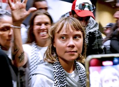 Greta Thunberg disambut penyokong selepas dibebaskan, memakai selendang Palestin dengan wajah tenang di tengah keramaian.
