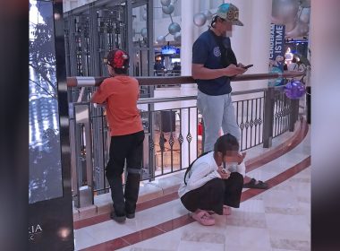Seorang anak perempuan OKU duduk mencangkung di pusat beli-belah sambil ditemani keluarga, mencetus isu layanan terhadap OKU.
