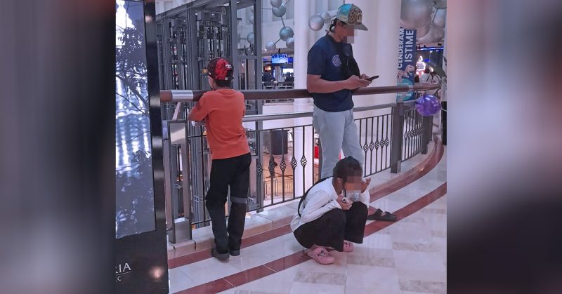 Seorang anak perempuan OKU duduk mencangkung di pusat beli-belah sambil ditemani keluarga, mencetus isu layanan terhadap OKU.