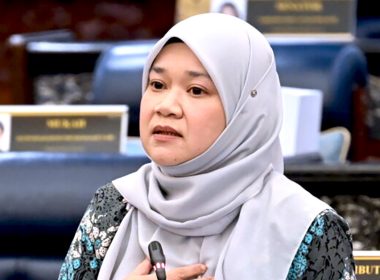 Menteri Pendidikan Malaysia bercakap di Dewan Rakyat mengenai pengenalan subjek Pendidikan Karakter bermula tahun depan.