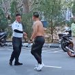 Lelaki dan pengawal keselamatan di Masjid Selat Melaka dilihat bertelingkah di kawasan parkir sebelum insiden berjaya dileraikan orang awam.