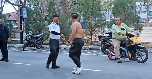 Lelaki dan pengawal keselamatan di Masjid Selat Melaka dilihat bertelingkah di kawasan parkir sebelum insiden berjaya dileraikan orang awam.