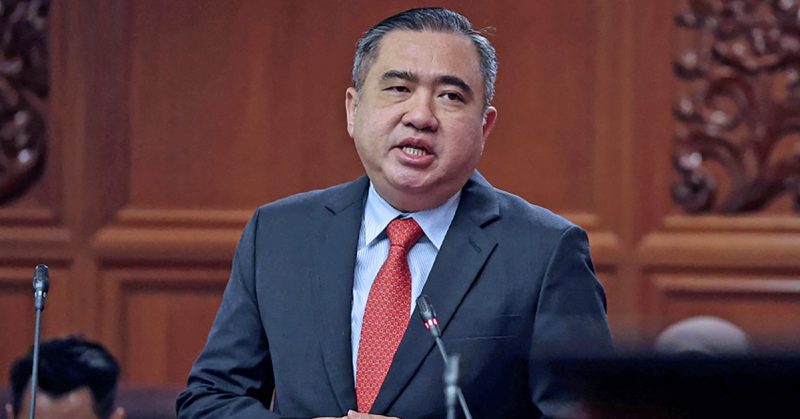 Menteri Pengangkutan Anthony Loke Siew Fook berucap di dalam dewan dengan latar kayu.