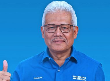 Hamzah Zainudin berpakaian biru Perikatan Nasional mengangkat ibu jari, menggambarkan keyakinan terhadap pelan Bantuan Prihatin Nasional PN.