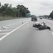Anggota polis trafik cedera selepas motosikalnya dirempuh Toyota Hilux di Lebuhraya Elite.