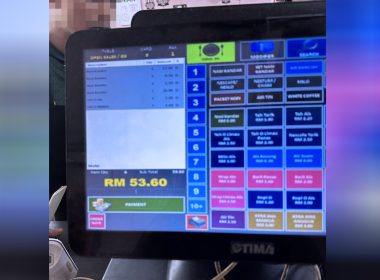 Paparan skrin mesin daftar tunai restoran menunjukkan jumlah bil RM53.60, dikaitkan dengan kisah pelanggan yang mendakwa dirinya influencer.