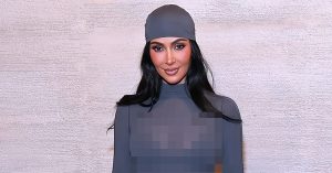 Kim Kardashian bergaya dalam busana serba kelabu ketika mempromosikan koleksi baharu Skims ‘seluar dalam berbulu’.